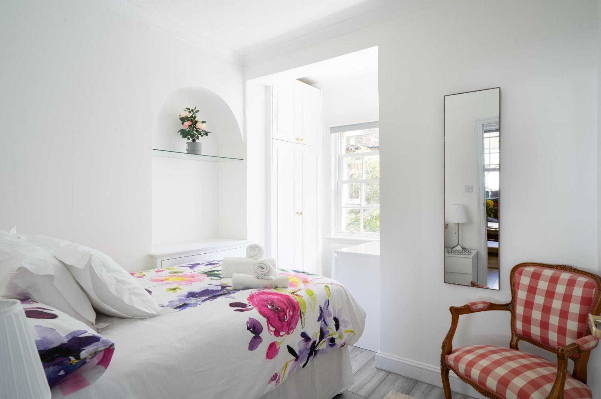 Chelsea 2 Bed House And Garden